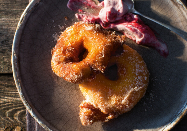     Baked apple wheels with cranberry cream 